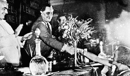 Moskau 1935: Wilhelm Pieck (l.) und Georgi Dimitroff im Präsidiu...