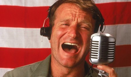 Adrian Cronauer (Robin Williams) wird nach Vietnam versetzt und ...