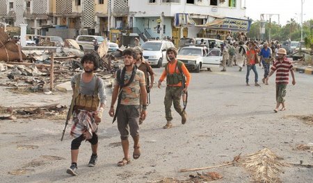 Auf seiten Saudi-Arabiens kämpfende Rebellen sammeln sich am Don...