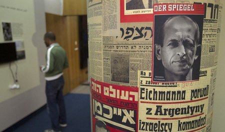Teil einer Ausstellung zum 50. Jahrestag des Beginns des Eichman...