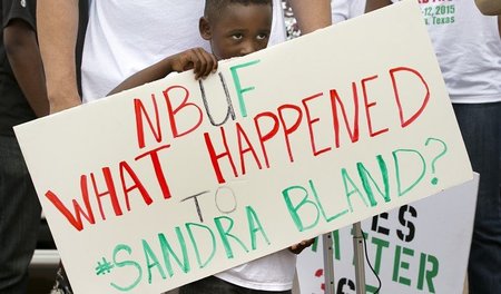 »Was geschah mit Sandra Bland«: Ein Junge bei einer Kundgebung i...