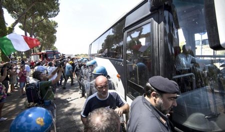 Polizeischutz für Flüchtlinge: Am Freitag blockierten mehrere Hu...