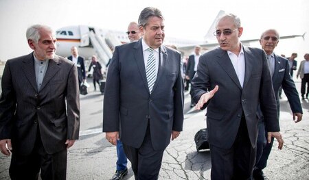 Minister Gabriel am Sonntag nach seiner Ankunft am Flughafen Teh...