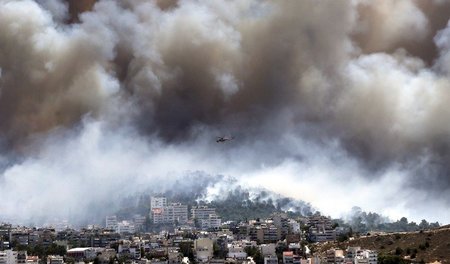 Sehr symbolisch: Der Immitosberg über Athen steht in Flammen. Al...