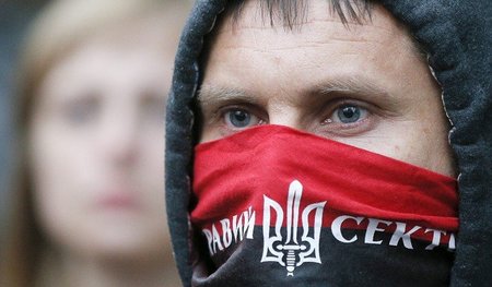 Mitglied des »Rechten Sektors« am 11. Juli vor dem Präsidentenpa...