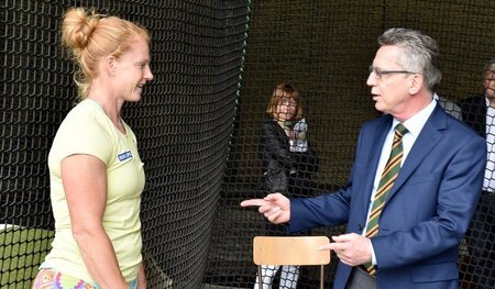Hin- und hergerissen: Thomas de Maiziere unterrichtet in Kienbau...