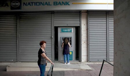 Frauen am Sonntag an einem Geldautomaten in Athen