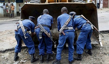 Haben den Weg für Nkurunziza freigemacht: Polizisten beim Räumen...