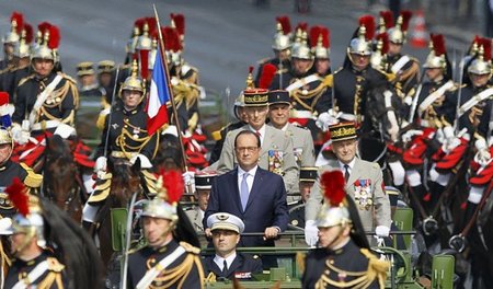Der »Enarch« wie ein Monarch: Hollande (Mitte) am vergangenen Di...