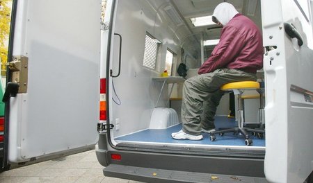 Berlin, 4. November 2003: Der erste Drogenkonsumbus mit medizini...