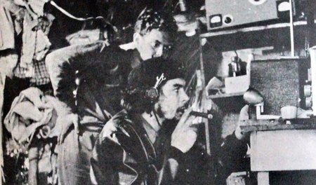 Hiram Prats Labrada (hinten) mit Che Guevara Ende 1958 an ihrer ...