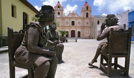 Statuen der Künstlerin Martha Jiménez auf der Plaza del Carmen i...