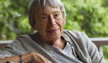Die Schriftstellerin Ursula K. Le Guin schuf mehrere Klassiker d... Die Schriftstellerin Ursula K. Le Guin schuf mehrere Klassiker d...