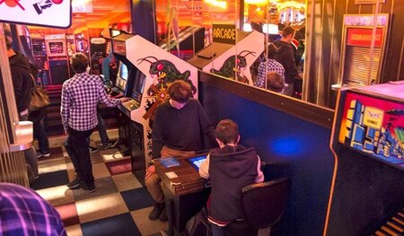 Im Stil der 80er Jahre rekonstruierte Spielhalle Im Stil der 80er Jahre rekonstruierte Spielhalle