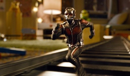 Achtung, Ant-Man, die Spielzeugeisenbahn kommt! Achtung, Ant-Man, die Spielzeugeisenbahn kommt!