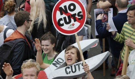 »Keine Kürzungen«: Bereits am 20. Juni protestierten in London Z... »Keine Kürzungen«: Bereits am 20. Juni protestierten in London Z...