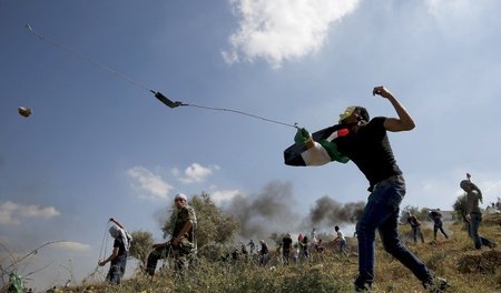 Mit Steinschleudern gegen die israelische Besatzungspolitik prot...