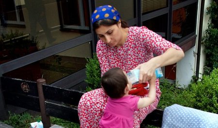Feindbild rassistischer Mobilisierungen: geflüchtete Frau mit Kl...