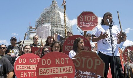 Angehörige der San Carlos Apache Nation aus Arizona zogen am Die...