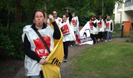 Laut sein für einen Tarifvertrag: Kleiner Demonstrationszug der ...