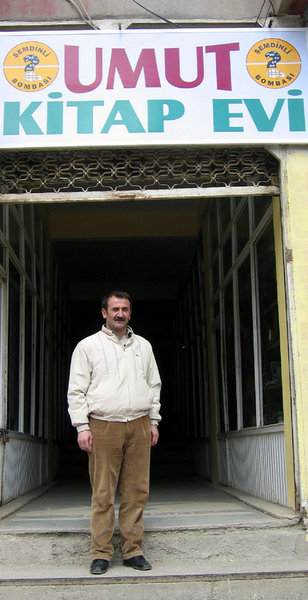 Buchhändler Seferi Yilmaz vor seinem Laden
