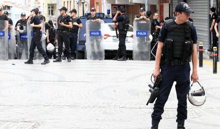 Türkische »Anti-Terror-Polizisten« bei einer Razzia gegen DHKP/C...