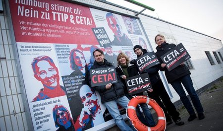 Plakatkampagne gegen TTIP und CETA zur Hamburger Bürgerschaftswa...
