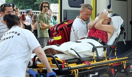Verletzte Gegendemonstrantin: Die Neofaschisten warfen Steine, F... Verletzte Gegendemonstrantin: Die Neofaschisten warfen Steine, F...