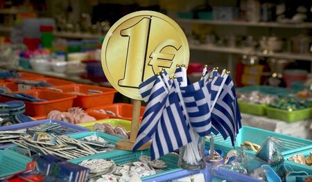 Hoffnungsfrohe Symbolkraft oder purer Sarkasmus? Griechische Fla... Hoffnungsfrohe Symbolkraft oder purer Sarkasmus? Griechische Fla...