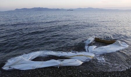 Flüchtlingsboote, die auf der griechischen Insel Kos gestrandet ...