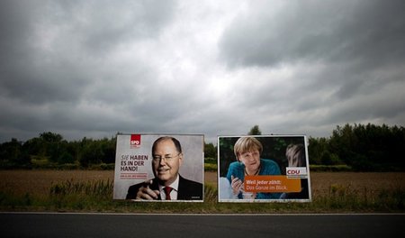 Steinbrück-Stinkefinger oder Merkel-Raute? Die Qual der Wahl. Pl... Steinbrück-Stinkefinger oder Merkel-Raute? Die Qual der Wahl. Pl...