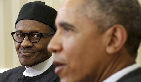 An Waffen interessierter Besucher: Nigerias Präsident Buhari (li... An Waffen interessierter Besucher: Nigerias Präsident Buhari (li...