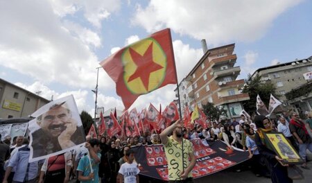 Trauermarsch für die Suruc am 20. Juli ermordeten Genossinnen un... Trauermarsch für die Suruc am 20. Juli ermordeten Genossinnen un...