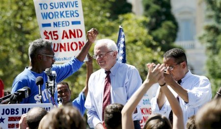 Bernie Sanders bei einer Kundegbung für den 15-Dollar-Mindestloh... Bernie Sanders bei einer Kundegbung für den 15-Dollar-Mindestloh...