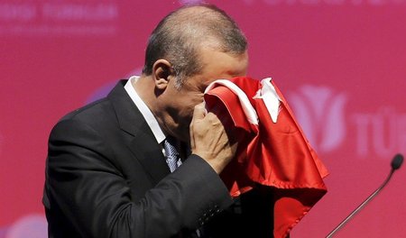 Präsident Erdogan küsst den Mondstern, hier bei einer Universitä...