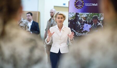 Ursula von der Leyen am Dienstag im Gespräch mit deutschen Solda... Ursula von der Leyen am Dienstag im Gespräch mit deutschen Solda...