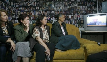 Muslmische Bosnierinnen verfolgen den Prozess gegen Ratko Mladic...
