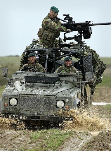 Neuer britischer Maschinen-Granatwerfer auf Land Rover
