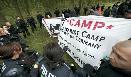 2012 wurde ein Protestzug gegen das Gefechtsübungszentrum in Let...