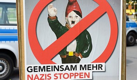 Protestplakat gegen den alljährlichen Neonaziaufmarsch in Bad Ne...