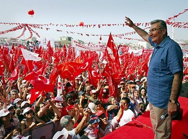 Baykal bei einem Wahlkampfauftritt im Mai in Mersin