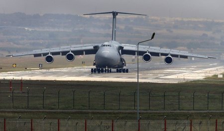 Transporter der US-Luftwaffe auf dem türkischen stützpunkt Incir...