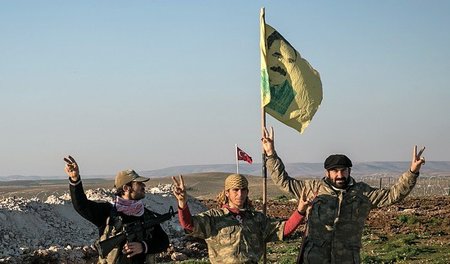 Siegessicher: Kämpfer der kurdischen Volksverteidigungskräfte YP...