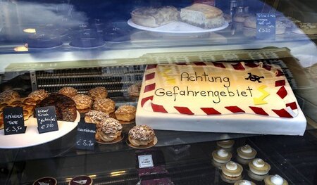 Die Konditoren nahmen es mit Humor: Auslage eine Hamburger Cafès...