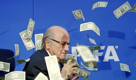 Wer darf sich nach Blatter mit Dollars bewerfen lassen?