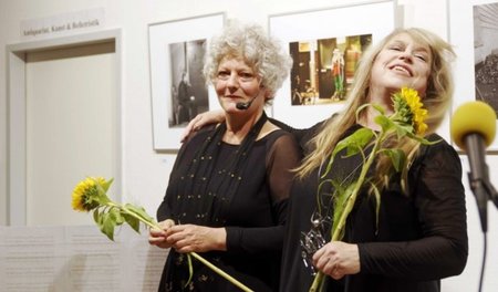 Blumen für die Künstlerinnen: Gina Pietsch (rechts) und Christin...