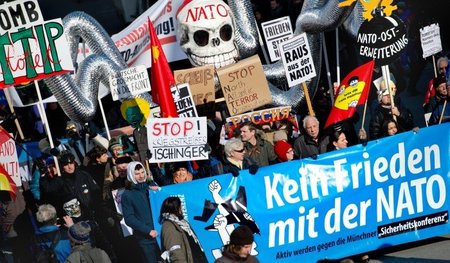 Protest gegen die NATO: Kundgebung vor der Münchner Sicherheitsk...