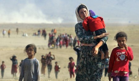 Auf der Flucht: Jesiden nahe der syrischen Grenze, verfolgt vom ...