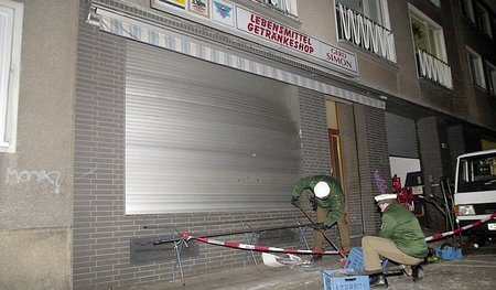 Polizeibeamte am Ort des Bombenanschlags in der Probsteigasse in