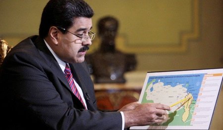 Caracas, 8. Juli: Präsident Nicolas Maduro zeigt das zwischen Ve...